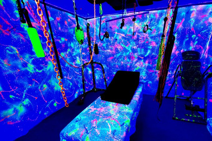 So excited..our new larger black light set is done!!! https://t.co/JWiQgDw4t3