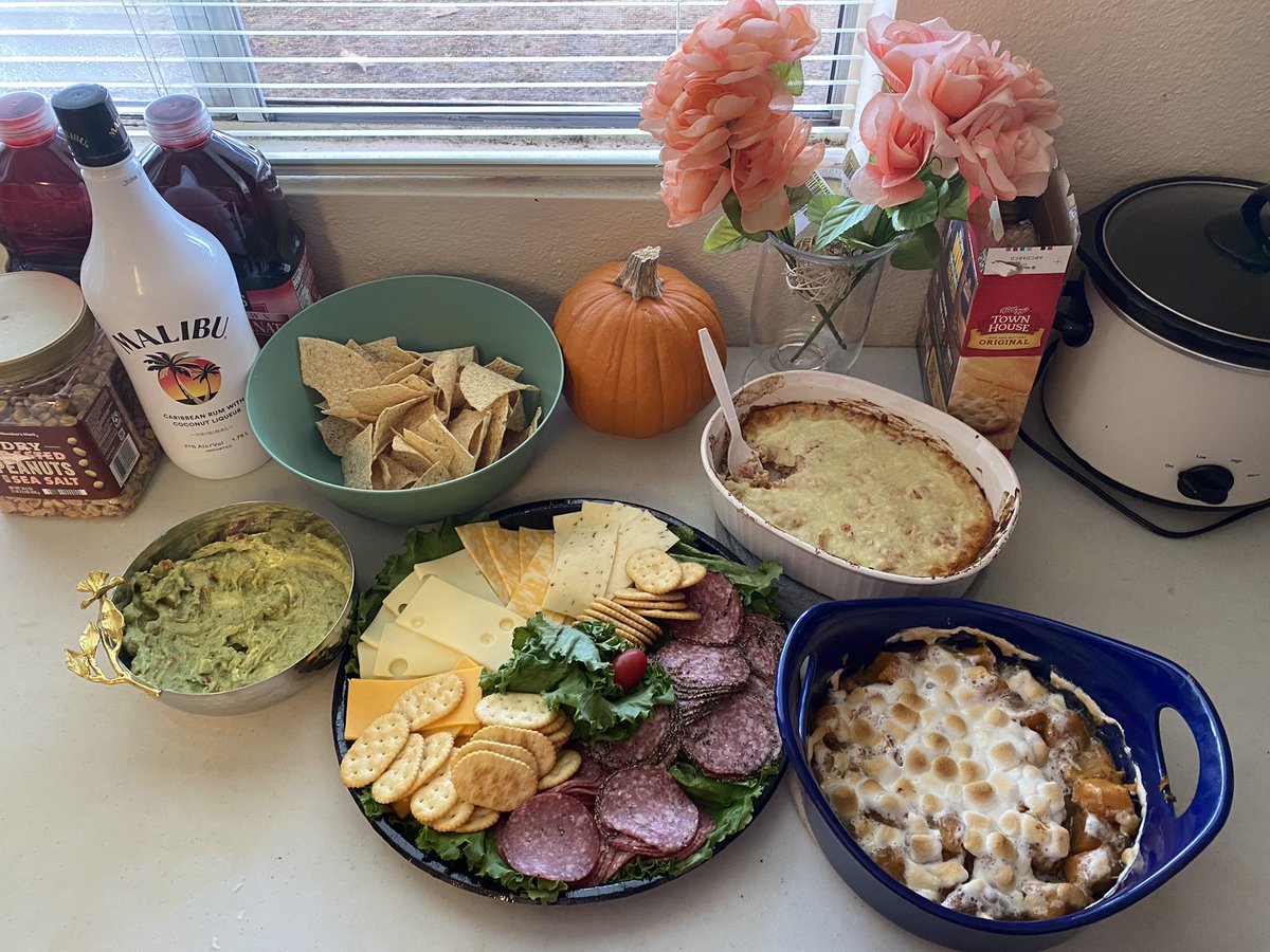 myfaithfulrose's tweet photo. My tiny thanksgiving with my 2 daughters. #dinnerfor3 #mommydaughtersthabksgiving https://t.co/gzoQhGLA7X
