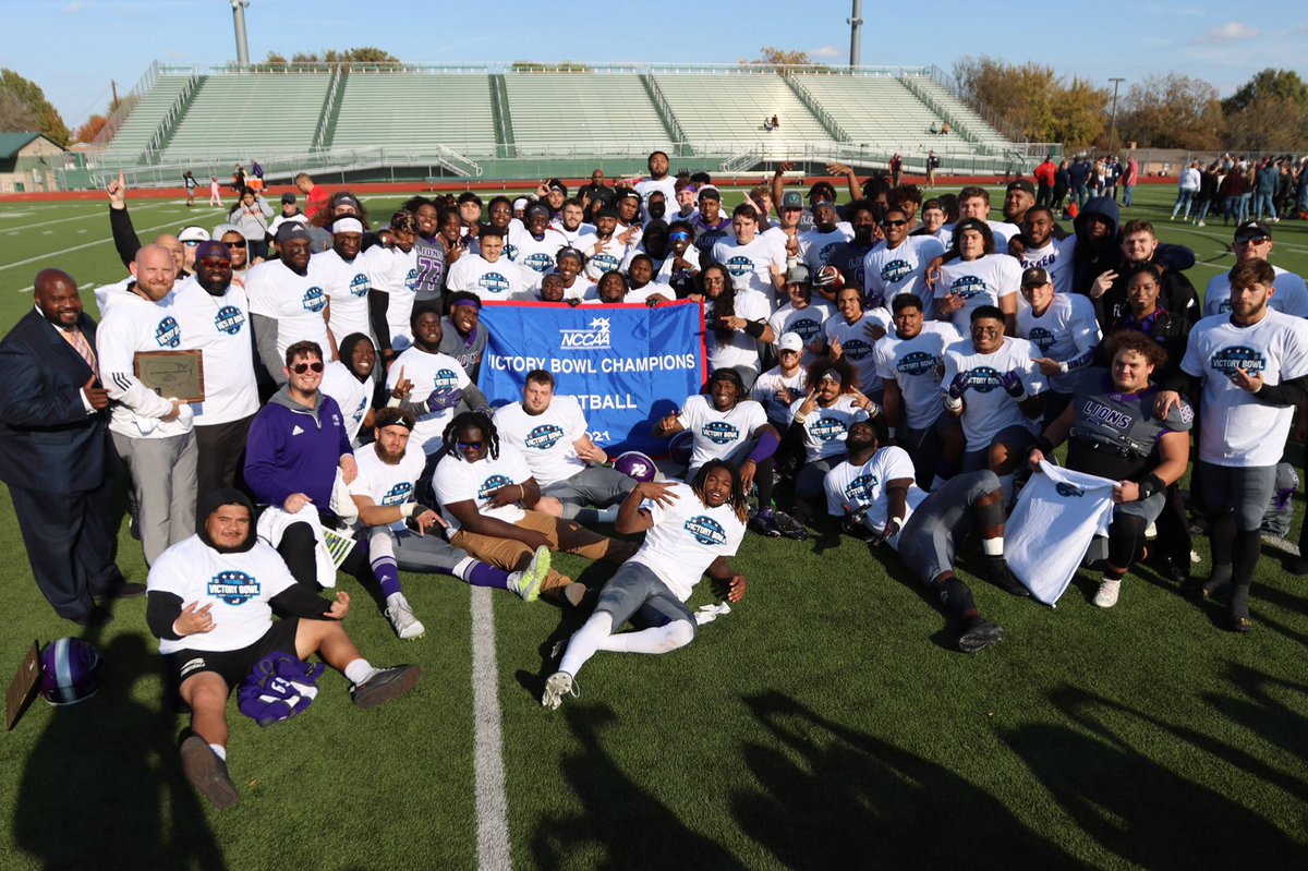 coachrsmith12's tweet photo. #T3thursday 
Thankful for ALL of my Family!
@SAGU_Football https://t.co/uVkOeUJVmj