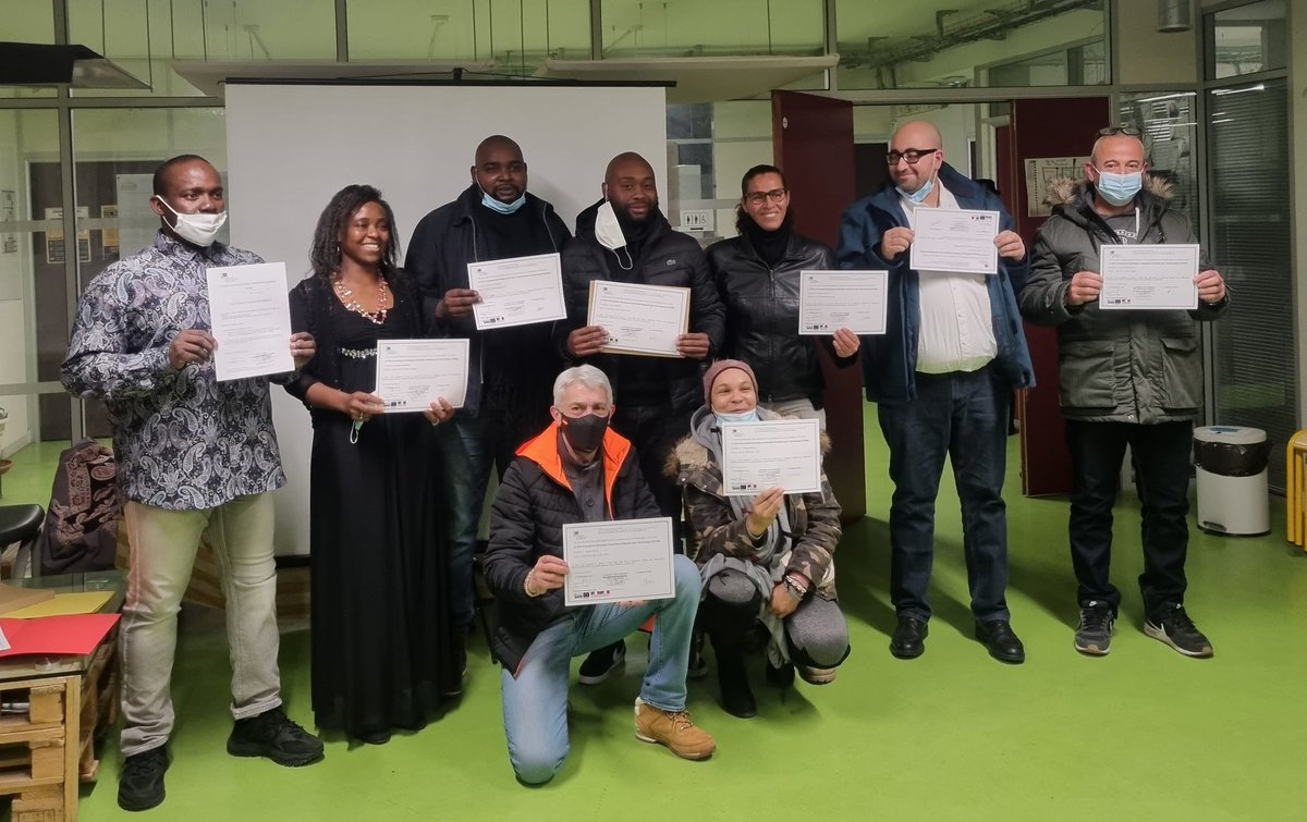 CHANTIERecoleIF's tweet photo. Toutes nos félicitations à la promo #ETAIE 11, dont les efforts ont conduit à l'obtention du titre. Remise de #diplômes forte en émotions ! #GRAFIE #IAE #ESS #formation #inclusion #FiersDÊtreEncadrants https://t.co/Ol6DUSrQd2