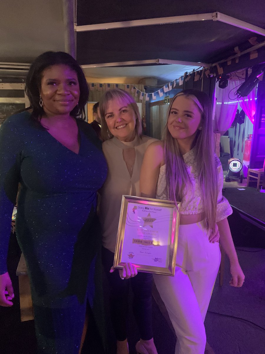 k4shf's tweet photo. #dbfystarawards 2nd event of the night 👍big shout out to Kelly #olivetreecafe amazing young entrepreneur only 22yrs old ex @OldhamOasis pupil winning an award👏👏thanks @Adnan8850 for the free gift of @OfficialOAFC bag ! #oldhamhour #weareoldham well done @bizforyourself https://t.co/aTyf2bmtIu