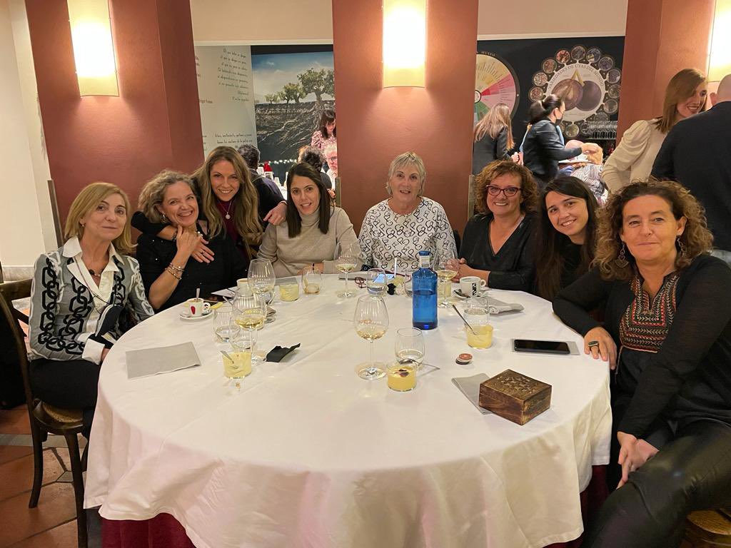 InconAsia's tweet photo. #incontinencia365dias  cena con buena compañia @WellspectIberia #BertaSans, #EstherTorres #IsabelDiaz @FPuigvert #mesamovil @cam_lich  #CongresoSINUG2021 #malaga @sinug_org https://t.co/Iq5oOV1Tkl