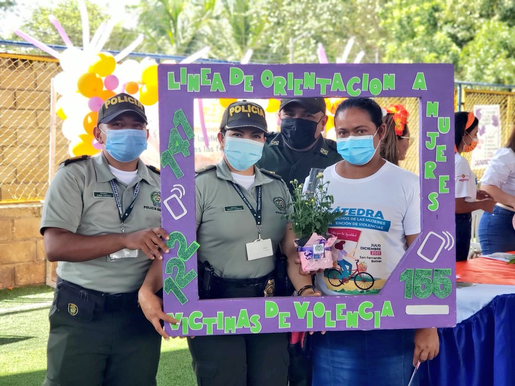 PoliciaBolivar's tweet photo. En #SanFernando como símbolo y presente, entregamos una planta natural que representa vida y esperanza, en Conmemoración al  "Día Internacional de la Eliminación de la Violencia Contra la Mujer". #MujeresLibresDeViolencias https://t.co/2lmpTa97w3