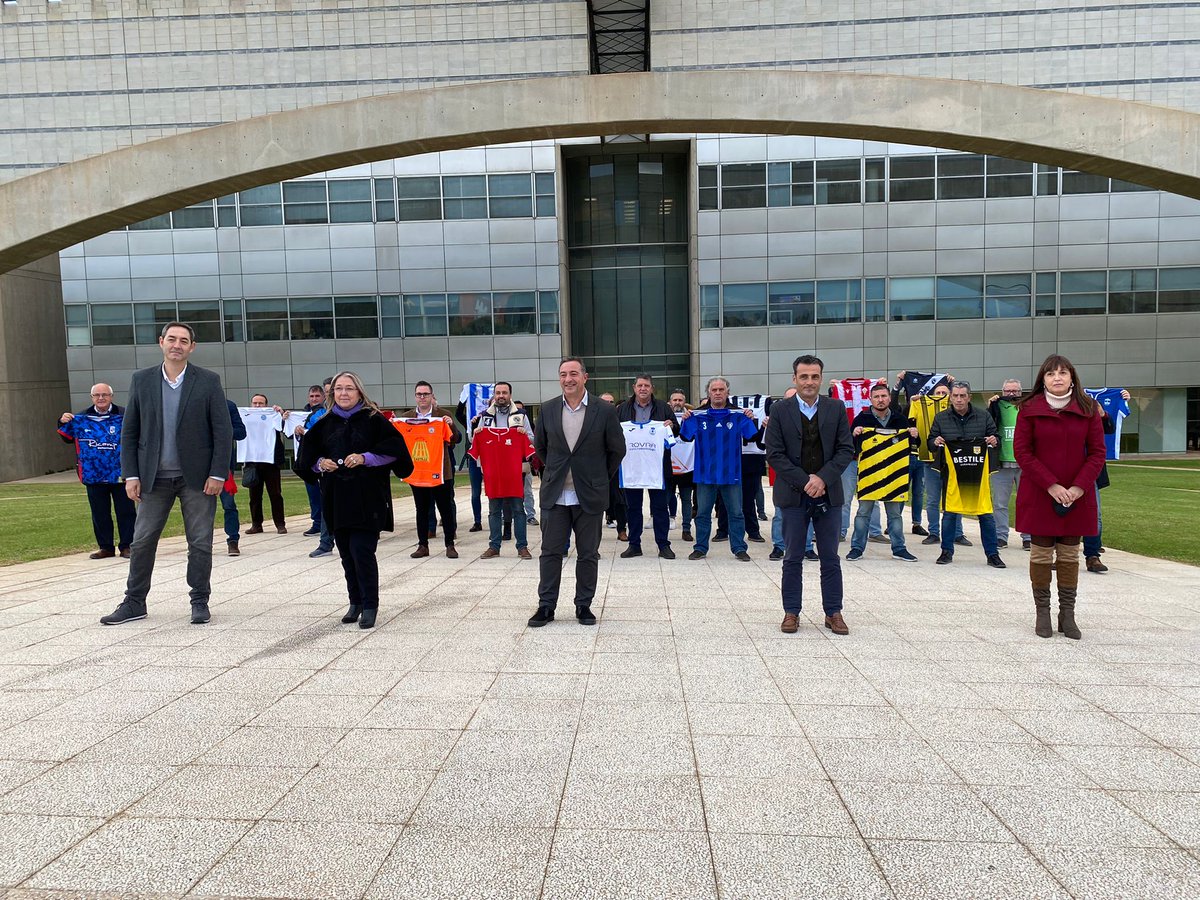 El <a href="/CF_Huracan/">Huracán Saguntino C.F</a> ha estado presente en el acto de presentación de la Liga À punt Preferente entre <a href="/apunt_media/">À Punt</a> y <a href="/FFCV_info/">FFCV</a>.
📸 Nuestro presidente Manuel Ortiz, el presidente de la FFCV Salva Gomar, el director general de Àpunt, Alfred Costa y Ricard Cobo, subdirector d'Esports.