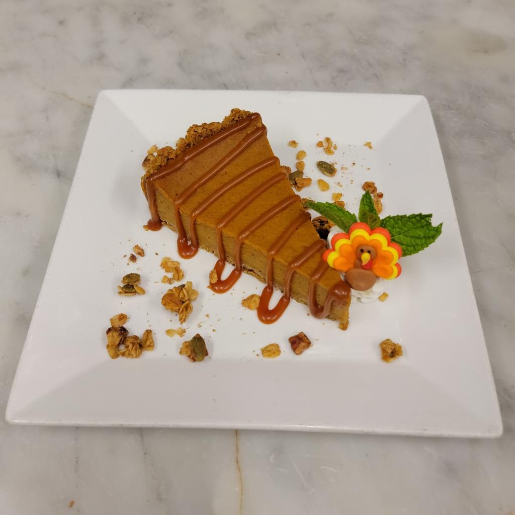 rowen_mcgee's tweet photo. I haven't posted my plates in a while so I'll start with Thanksgiving!! Biscottis: pumpkin spice latte pie #Thanksgiving    #kitchengoddess #pastrychef #peppermillpride #pastryart #foodporn https://t.co/DbTVZGXlDg