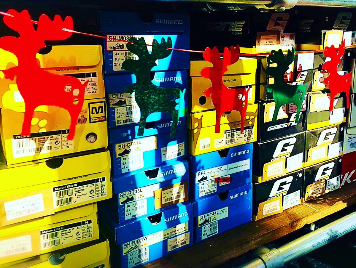 biciamo_jersey's tweet image. 皆さまこんにちは☀️
ビチアモ　サイクルジャージ店の中野です🙇‍♀️

本日は11時～18時まで営業致します♪
今日のおすすめはシューズ👟✨
良品充実しておりますので、この機会にぜひチェックしに来てくださいね～😎😎

 #cycling #cyclestyle #cyclelife #bikelove #bindingshoes #biciamore