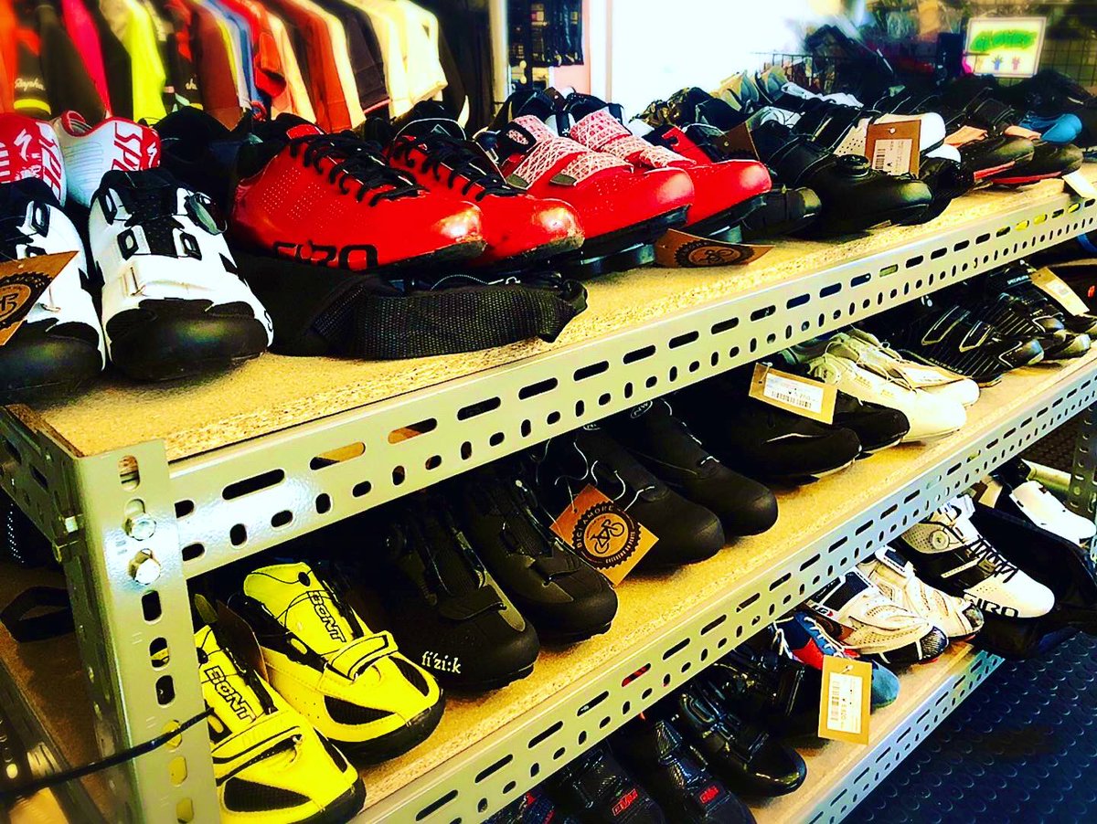 biciamo_jersey's tweet image. 皆さまこんにちは☀️
ビチアモ　サイクルジャージ店の中野です🙇‍♀️

本日は11時～18時まで営業致します♪
今日のおすすめはシューズ👟✨
良品充実しておりますので、この機会にぜひチェックしに来てくださいね～😎😎

 #cycling #cyclestyle #cyclelife #bikelove #bindingshoes #biciamore