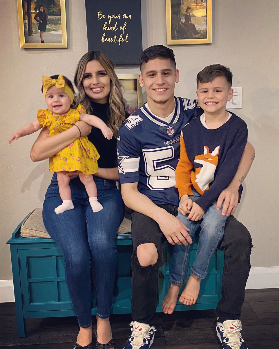 MissRiss_19's tweet photo. I’m so thankful for my family ❤️🦃 https://t.co/kmTgYQt17j