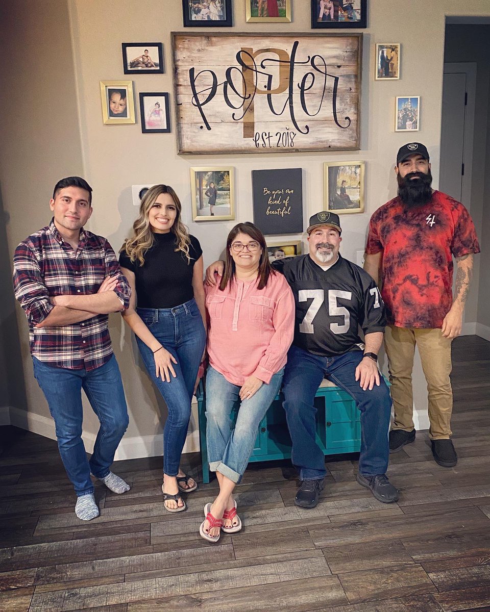 MissRiss_19's tweet photo. I’m so thankful for my family ❤️🦃 https://t.co/kmTgYQt17j