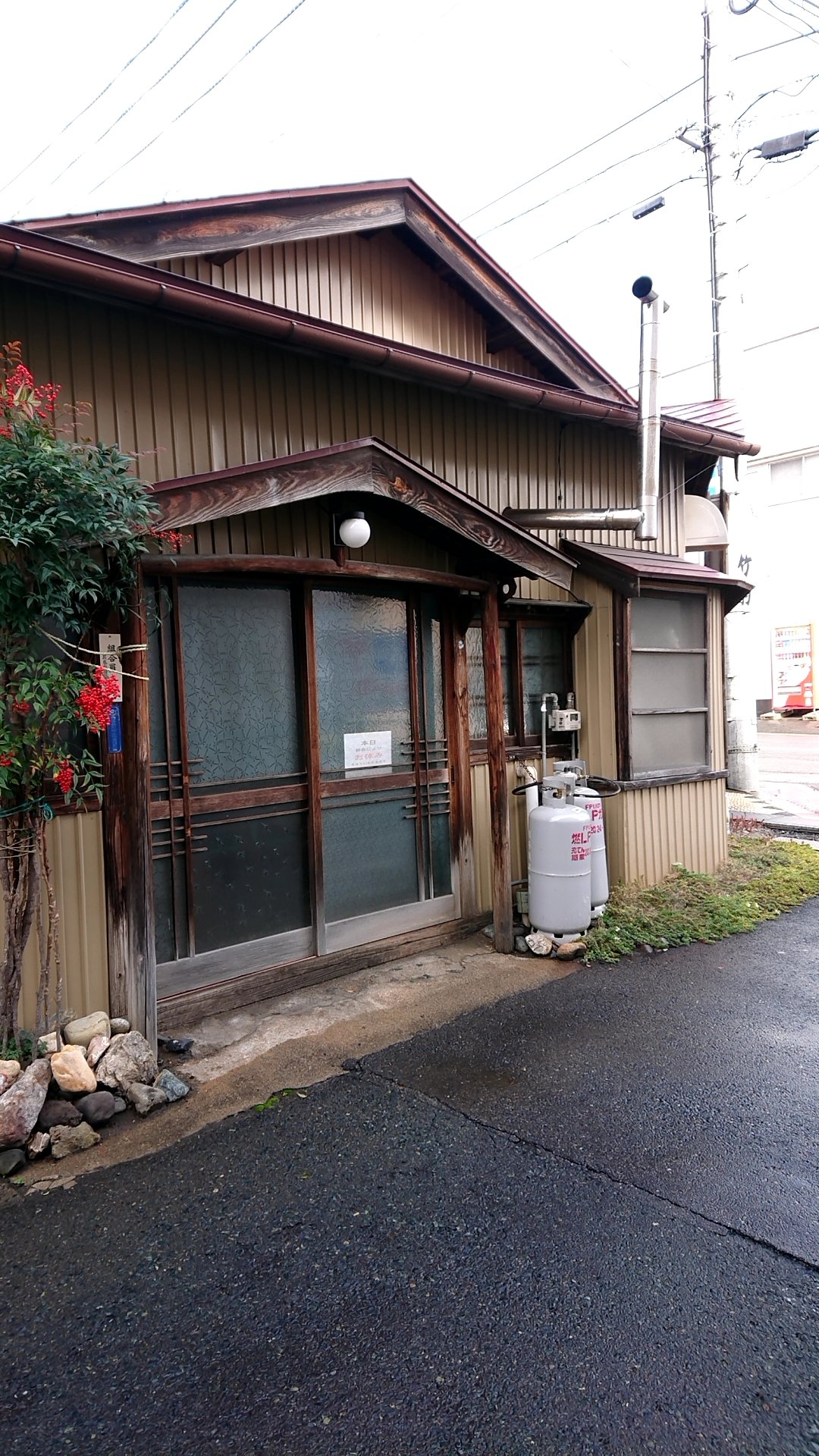 へこ 花巻市 竹駒 来たけどやっぱ休みでした 釜戸に薪をくべて沸かしたお湯で麺を茹でるラーメンを食べたかったです おばあちゃん体調が良くないみたいですね 残念です 花巻市 ラーメン 竹駒 T Co Ef3l8cl4hj Twitter