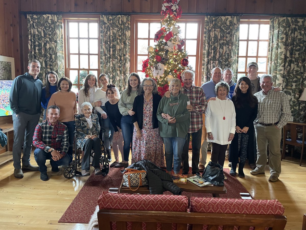 claudebacon's tweet photo. The Bacon Family celebrating 9 consecutive Thanksgivings at Pennyrile State Park. This park and so many others are #Kentucky treasures. @KYStateParks @KentuckyTourism #TravelKentucky https://t.co/adZkOyD9Zg