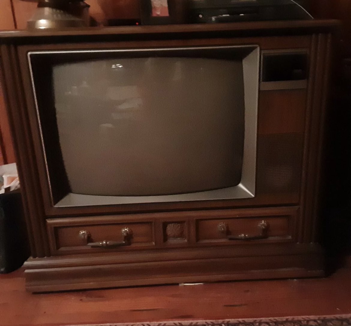 snlukes's tweet photo. @BMileskiKFAN This RCA is an absolute gem. Excellent picture quality and doubles as a nice table. Highly recommend. https://t.co/zjkGsAtufu