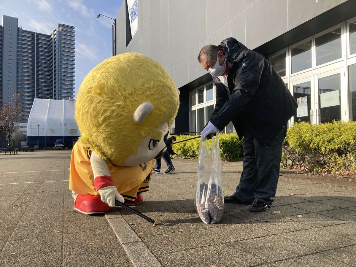 89ERS_Official's tweet photo. 雨上がりの澄んだ空気の中、今年も株式会社 #HEXELWorks の皆様と早朝清掃活動を行いました🧹☀️
秋の落ち葉が12袋も🍂
清掃活動で住み良い街づくりを継続して参ります✨
HEXEL Worksの皆様、
ありがとうございました‼️
#89ERS
#NINERSHOOP
#SDGs https://t.co/ZhRfnPpiiL