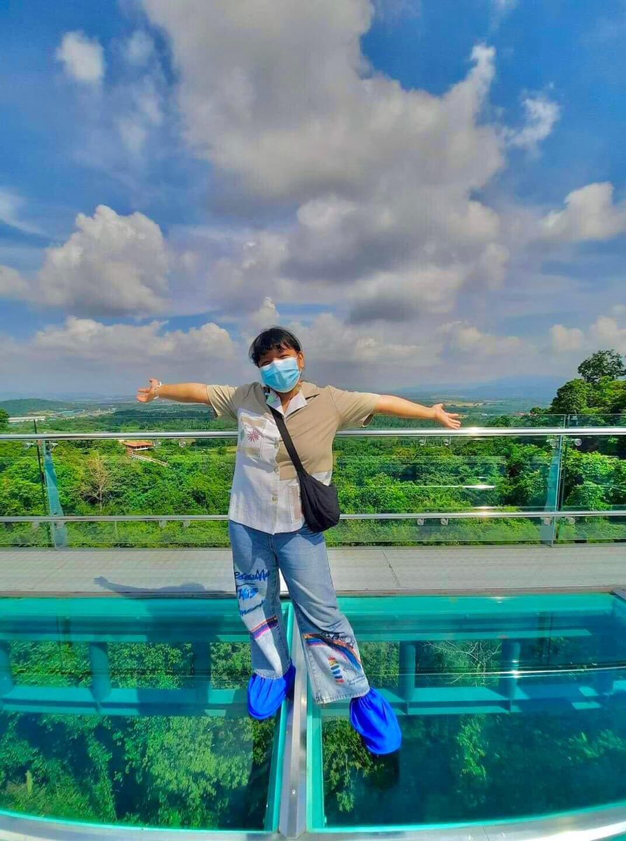 StoryCinnamon's tweet photo. "ต้องใส่หน้ากากอะไร ถึงจะป้องกันหัวใจไม่ให้รักเธอ" ☺️🤣
.
.
.
.
.
#วัดเขาตะแบก #สะพานกระจกลอยฟ้า #ศรีราชา #ชลบุรี
#unseen #sriracha #chonburi 💕 https://t.co/LvBZP1BSh2
