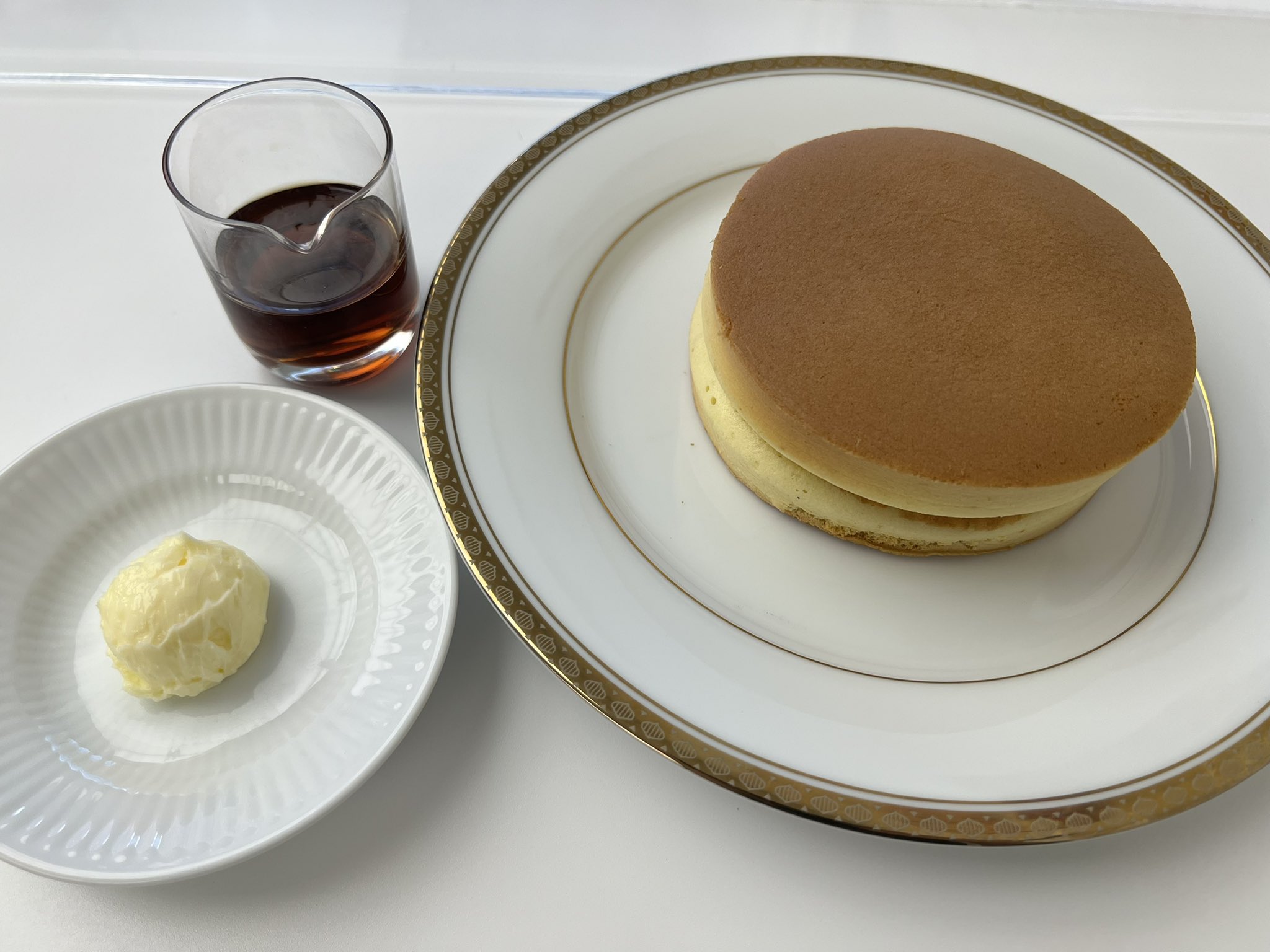 高張大雅 六花亭のホットケーキ 堅めにしっかりと焼き上げられたパンケーキじゃなくてホットケーキはフワフワだけど焼き目部分はサクサクしてる バターが薄めなのでメープルシロップ多めにかけて食べるのが良さそう スフレやリコッタのフワフワ系のお店が