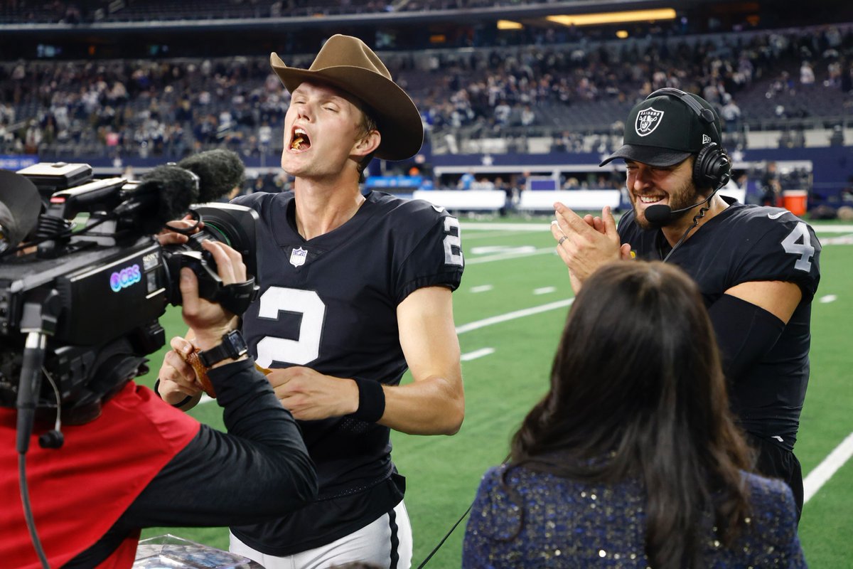 DanielCarlson38's tweet photo. Happy Thanksgiving!! 🦃 🏈 https://t.co/nTs4630n7t