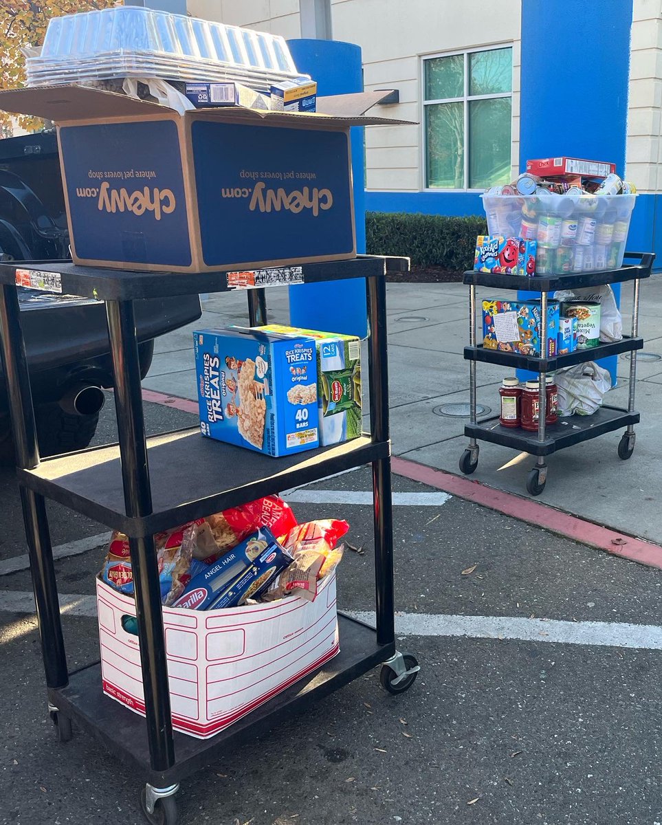 sacstate_lsg's tweet photo. Happy thanksgiving! 🦃❤️ We are so thankful to be able to provide food donations to the boys and girls club and help families in need. IPSE Sisters 🌹 #boysandgirlsclub #thanksgivingdrive #ΛΣΓ https://t.co/FskZbhwh6m