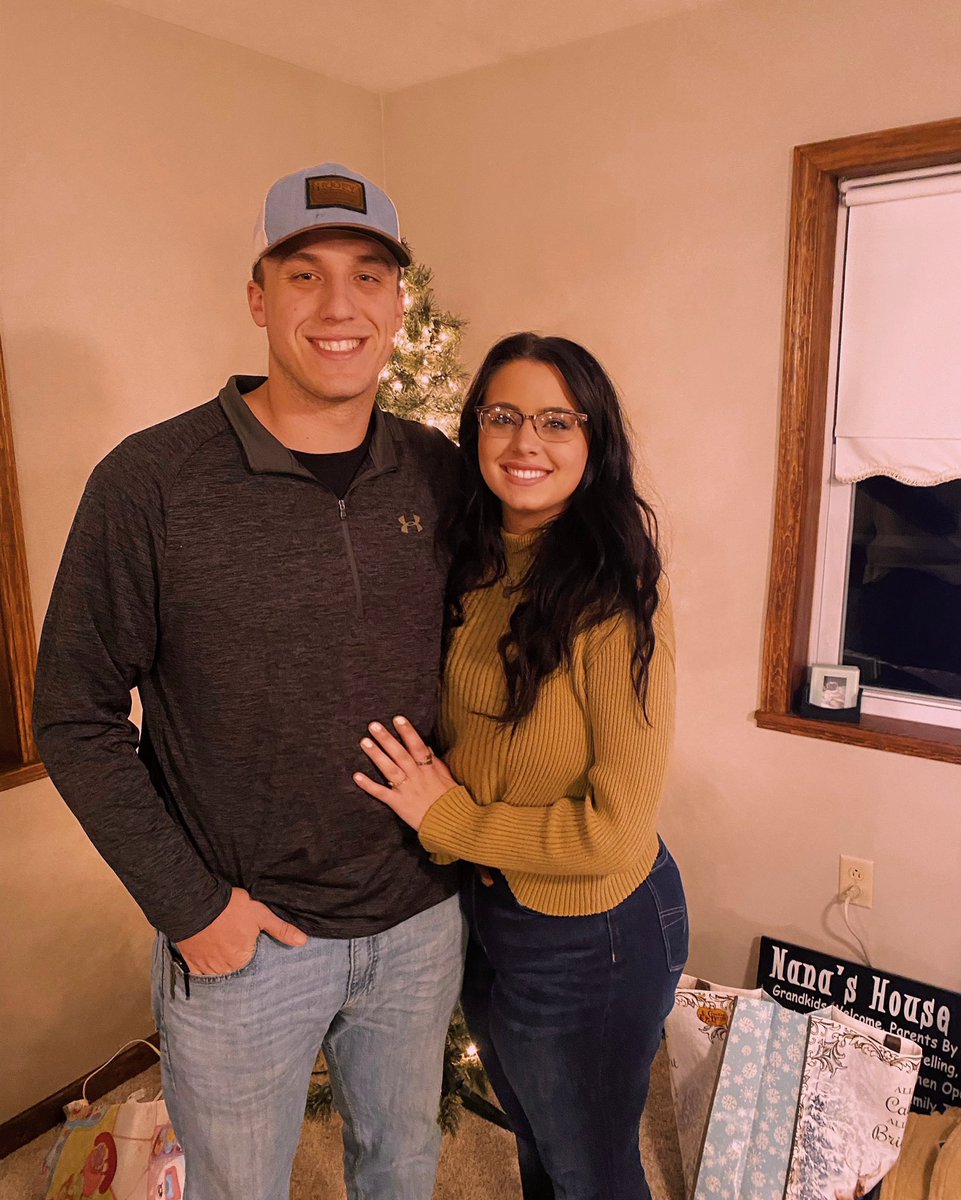 32_lowery's tweet photo. Another thanksgiving down with the love of my life 💛🦃 https://t.co/uMATbC5ELD