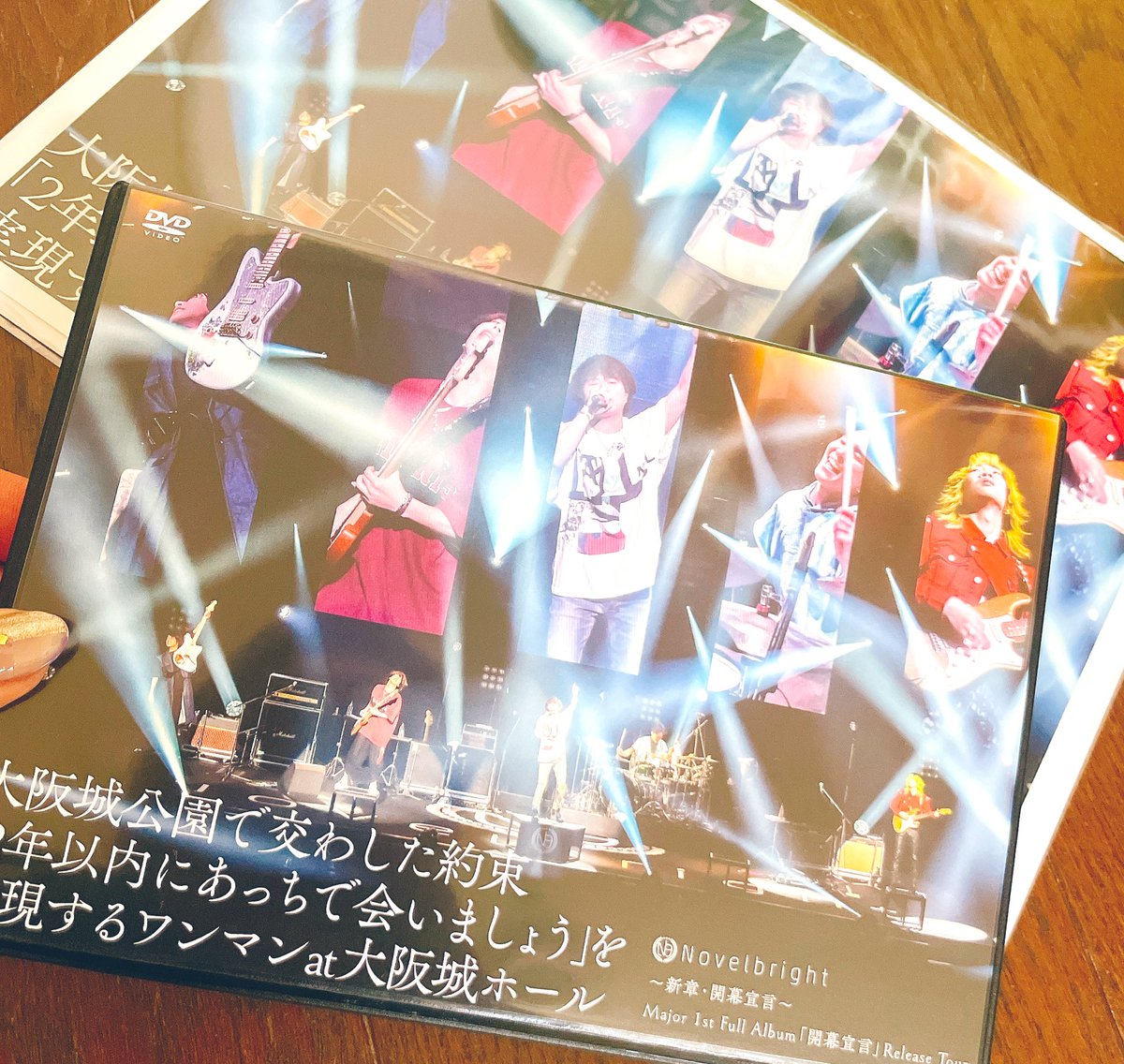 sh1channel's tweet photo. ネットで予約してたTOUR DVD💿が
本日、私の所にも届いたぁぁぁっ❣️
✨✨∠( ˙-˙ )/✨✨
来年は絶対、日本武道館に
生で聴きにいく‼️✊♪♪
#Novelbright
#大阪城公園で交わした約束
#2年以内にあっちで会いましょうを
#実現するワンマンat大阪城ホール
#TOURdvd https://t.co/Ao2DH7ILq8