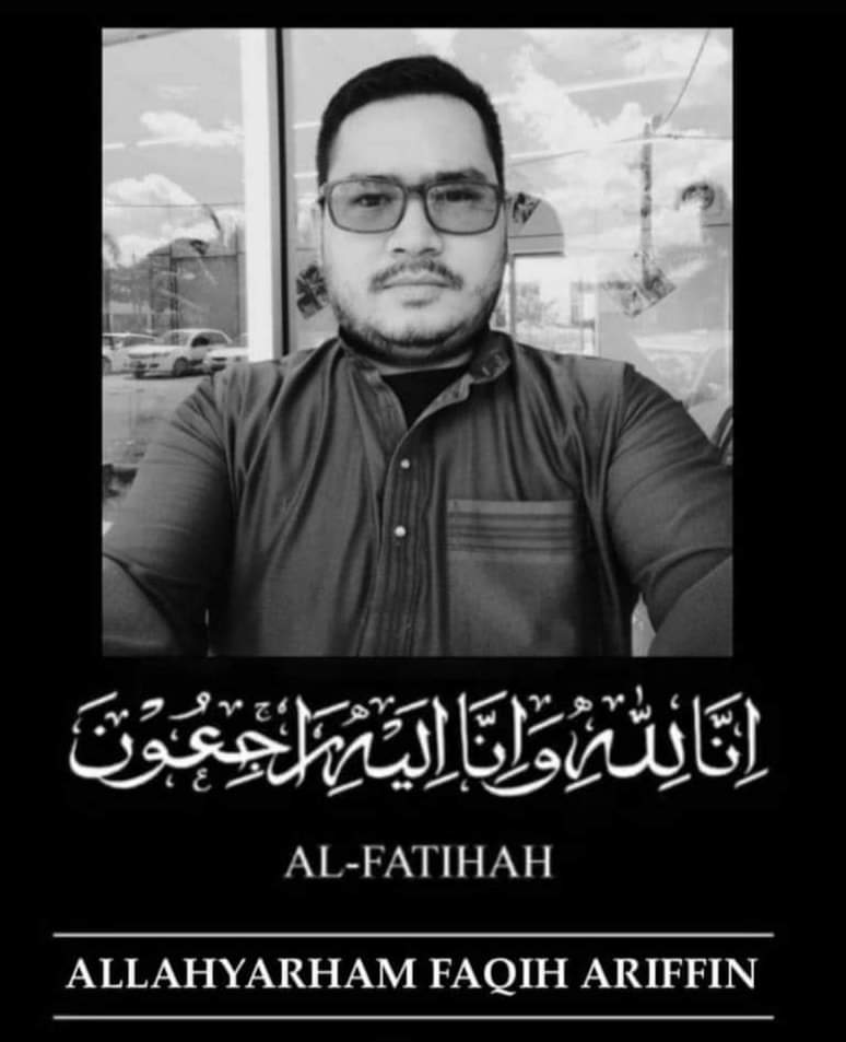 zack_rockstar's tweet photo. Beliau mati dicekik kerana disyaki mencuri portable pembesar suara yang tidak seberapa harganya. Kematiannya disaksikan oleh orang ramai, tidak kurang juga yang merakam video sepanjang kejadian sehingga malaikat maut mencabut nyawanya. Alfatihah buat Allahyarham Faqih Ariffin https://t.co/gdboaaIqUn