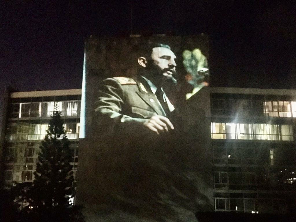 CubaMINREX's tweet photo. .@CubaMINREX se ilumina en homenaje al Líder histórico de la Revolución cubana y artífice fundamental de la #DiplomaciaRevolucionaria.

#FidelPorSiempre https://t.co/esrwHO4hwR