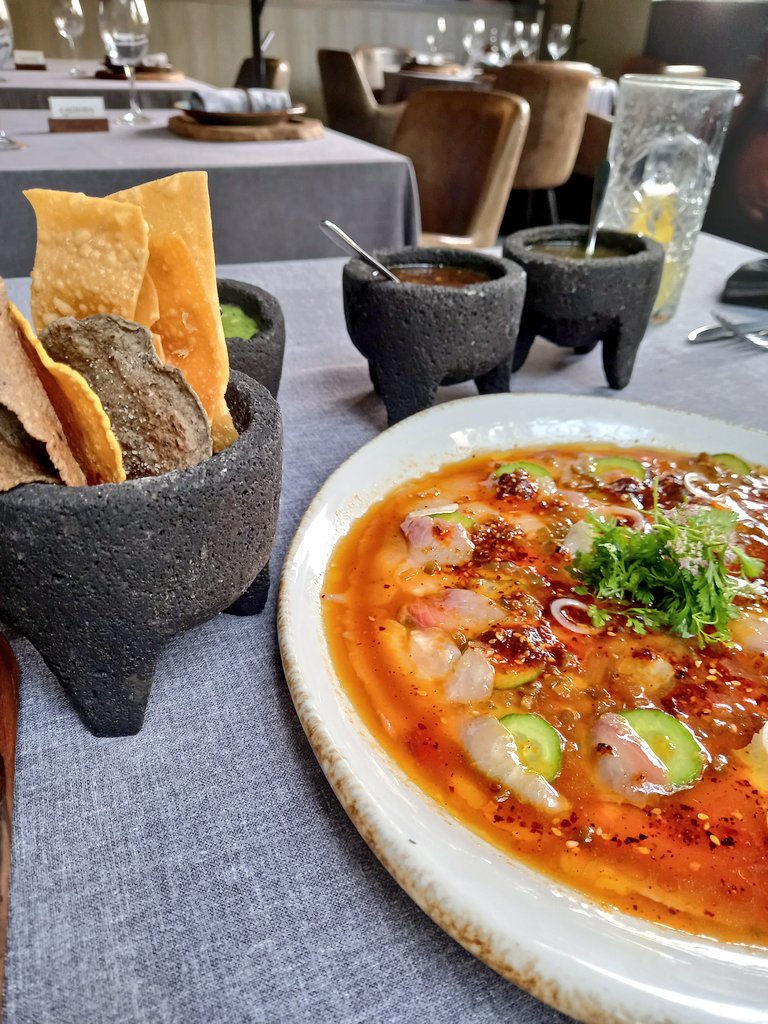 Arlett__Mendoza's tweet photo. Estuvimos en #Cachava, en Bosques de las Lomas. En este restaurante del Grupo Carolo, aunque buena parte de su carta la consagra a las brasas,  tiene otras opciones en su raw bar como este crudo de hamachi, exquisitamente aliñado con aceite de chiles y salsa ponzu. https://t.co/4jVXMrbFps