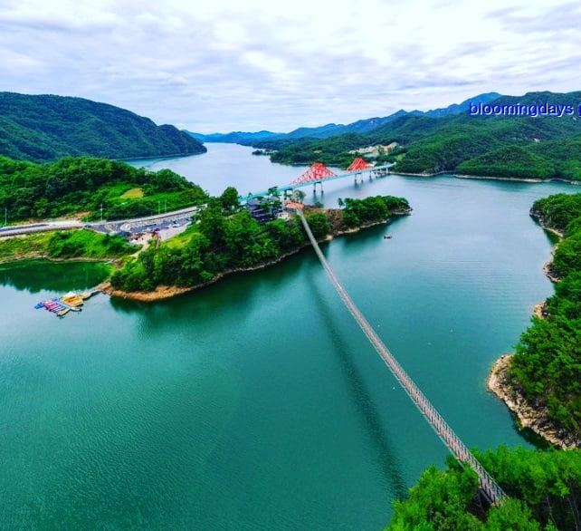 bloomingdays2's tweet photo. 충북 제천시
청풍호출렁다리
(옥순봉출렁다리)
222m 환상의 호수뷰~~
.
잠시 코로나 근심을 잊고
가을 가득한 청풍호을 느껴보시죠
.
여기는 제천펜션 
블루밍데이즈 입니다
.
#청풍호펜션 #제천펜션 #청풍호케이블카 #제천여행 #능강계곡펜션 #청풍호모노레일
#청풍펜션 #청풍호출렁다리 https://t.co/hxmeAed1yn