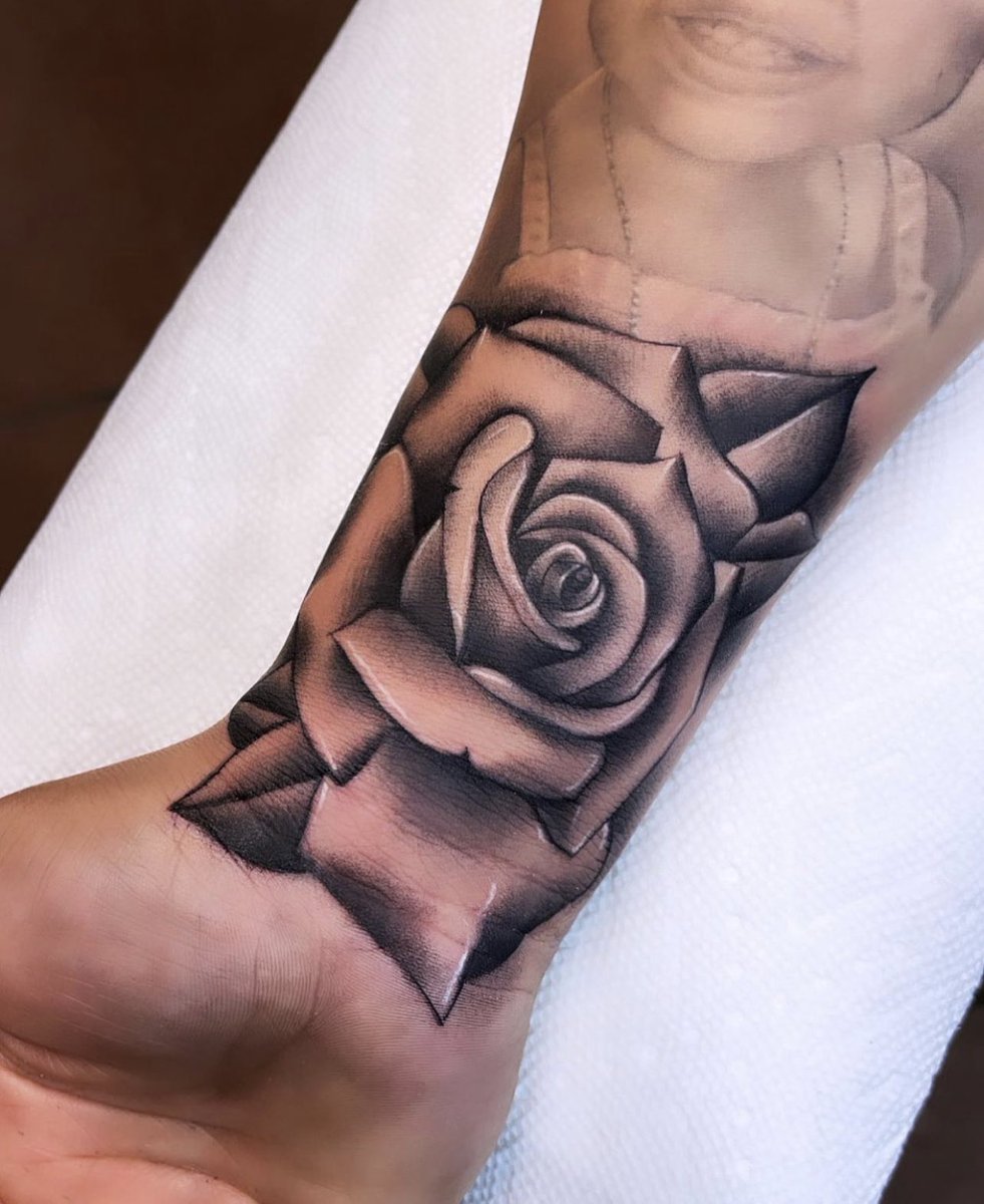 aleksalvarez2's tweet photo. 🌹🌹🌹🌹 Rose Special for DECEMBER dm me on ig @ aleks_tat2  #BlackFriday #latattooartist #rosetattoos #losangelestattooartist #la https://t.co/Q9tiBI6LRW