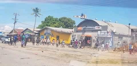 Its happening again. Looting in Honiara the capital of Solomon Islands. Big Chainsaw building located in eastern Honiara ransacked by looters this morning. Sad that leaders hide away amidst this unfortunate situation. #photosupplied