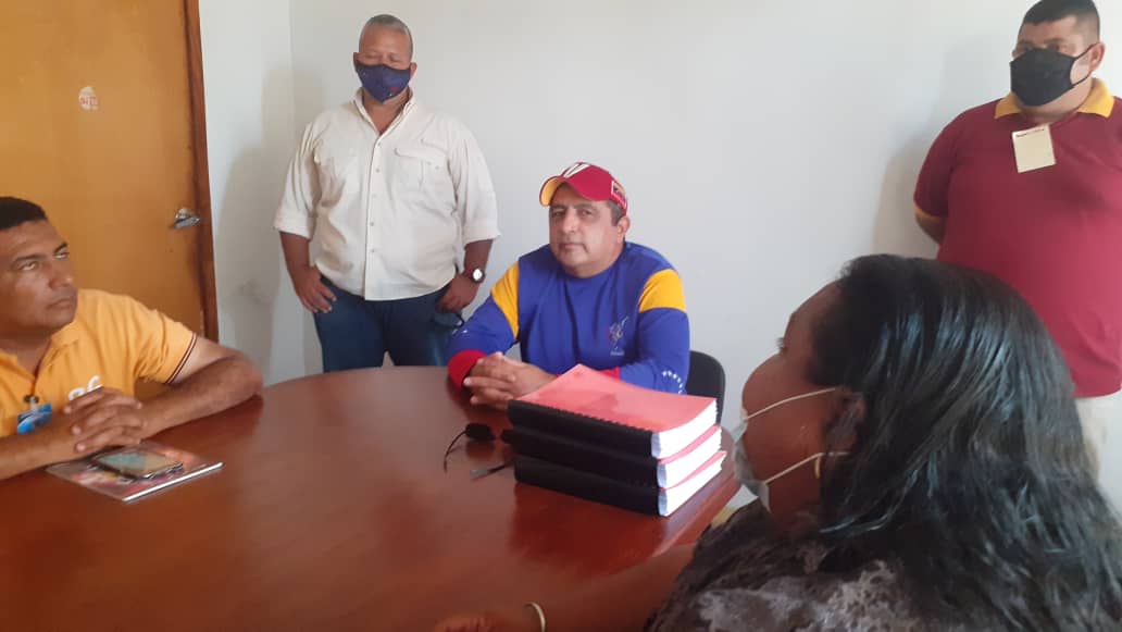 AlcaldiRGElorza's tweet photo. #25Nov En horas de la tarde el Alcalde saliente @SolfredissPSUV junto a la comisión de enlace, llevaron a cabo el acto de entrega de la Alcaldía del Municipio Rómulo Gallegos y todas sus dependencias, apegados a las normas que rigen esta materia. https://t.co/y5vIgA4gZM