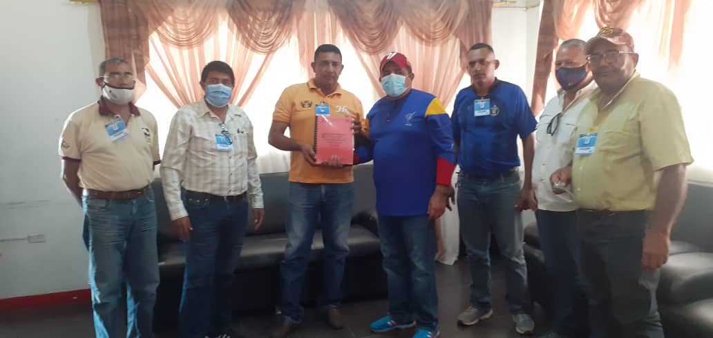 AlcaldiRGElorza's tweet photo. #25Nov En horas de la tarde el Alcalde saliente @SolfredissPSUV junto a la comisión de enlace, llevaron a cabo el acto de entrega de la Alcaldía del Municipio Rómulo Gallegos y todas sus dependencias, apegados a las normas que rigen esta materia. https://t.co/y5vIgA4gZM