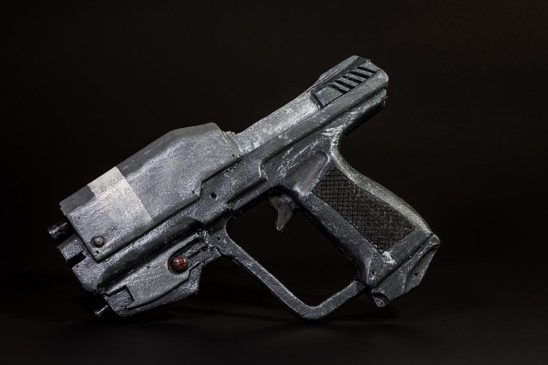 Halo 3 style magnum
Started this a few years ago not and only got around to finishing it over the summer.
It’s not the best, just EVA foam but I’m happy with it

#halo #haloprop #propgun #fakegun #cosplayprop