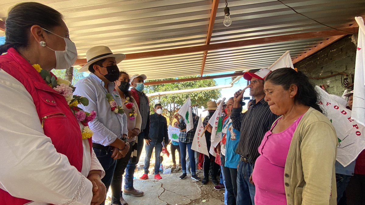 afodepoac's tweet photo. En Concepción Porfirio Díaz, Amatitlán, Huajuapan, entregamos acciones de Techo Firme, al lado de Heladio Froylán González Reyes, Agente Municipal y Angélica López Contreras, representante #AFODEPO en la zona, quienes han hecho buen trabajo para ayudar a más #familias @AfodepoM https://t.co/H2wsoAPoJb