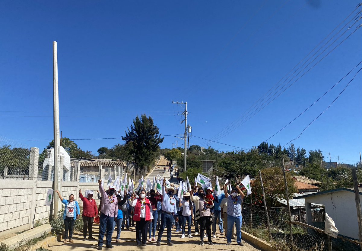 afodepoac's tweet photo. En Concepción Porfirio Díaz, Amatitlán, Huajuapan, entregamos acciones de Techo Firme, al lado de Heladio Froylán González Reyes, Agente Municipal y Angélica López Contreras, representante #AFODEPO en la zona, quienes han hecho buen trabajo para ayudar a más #familias @AfodepoM https://t.co/H2wsoAPoJb