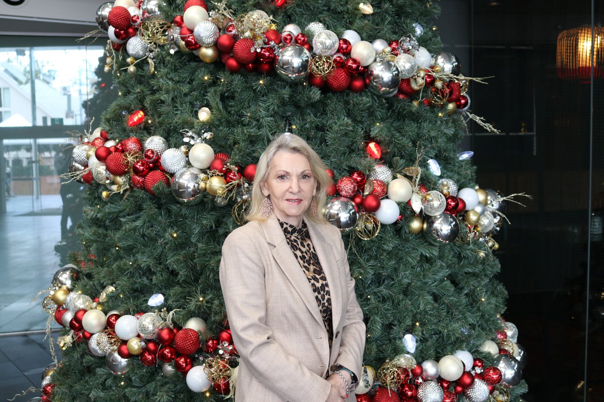 polley_helen's tweet photo. While you embark on your Christmas shopping please thank our frontline workers who have done the heavy lifting during the pandemic #frontline #bevocalshoplocal #auspol #politas https://t.co/frcxwKUAX1