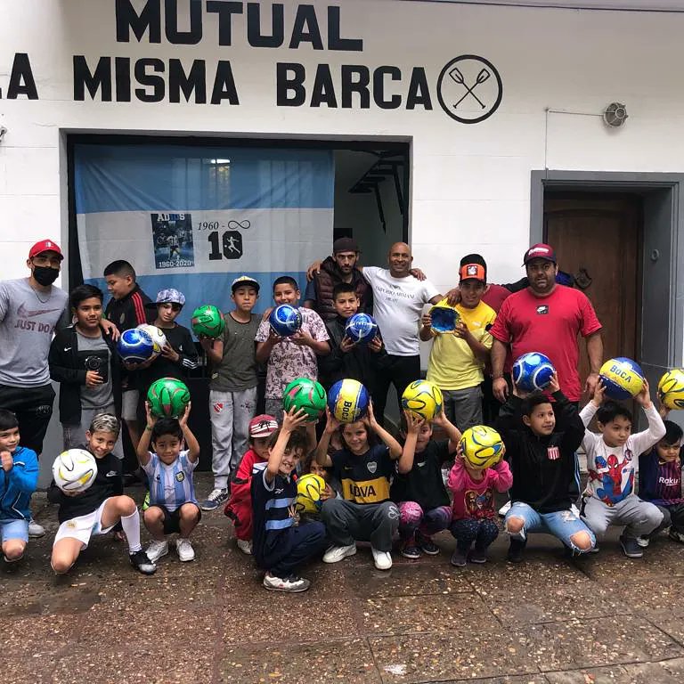 MismaBarca's tweet photo. En homenaje a nuestro Diego querido hoy se regalaron pelotas a lxs pibxs del Barrio, Bajo Flores .
#Diego10 #DiegoEterno #Teextrañamosdiego #Lapelotanosemancha #BajoFlores https://t.co/jASUab1rVH