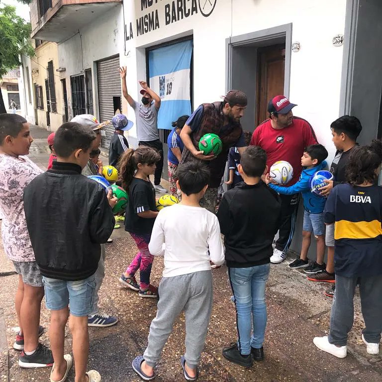 MismaBarca's tweet photo. En homenaje a nuestro Diego querido hoy se regalaron pelotas a lxs pibxs del Barrio, Bajo Flores .
#Diego10 #DiegoEterno #Teextrañamosdiego #Lapelotanosemancha #BajoFlores https://t.co/jASUab1rVH