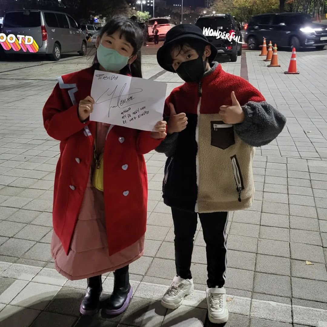 DoKyungLoey's tweet photo. La actriz infantil Kim Yeonji, consiguió un autógrafo de Chanyeol gracias a su amigo Juan que es parte del elenco de A Song of Meissa. Chanyeol le escribió que estudie mucho y se convierta en una gran actriz🥺❤ https://t.co/36iUQdc1dj