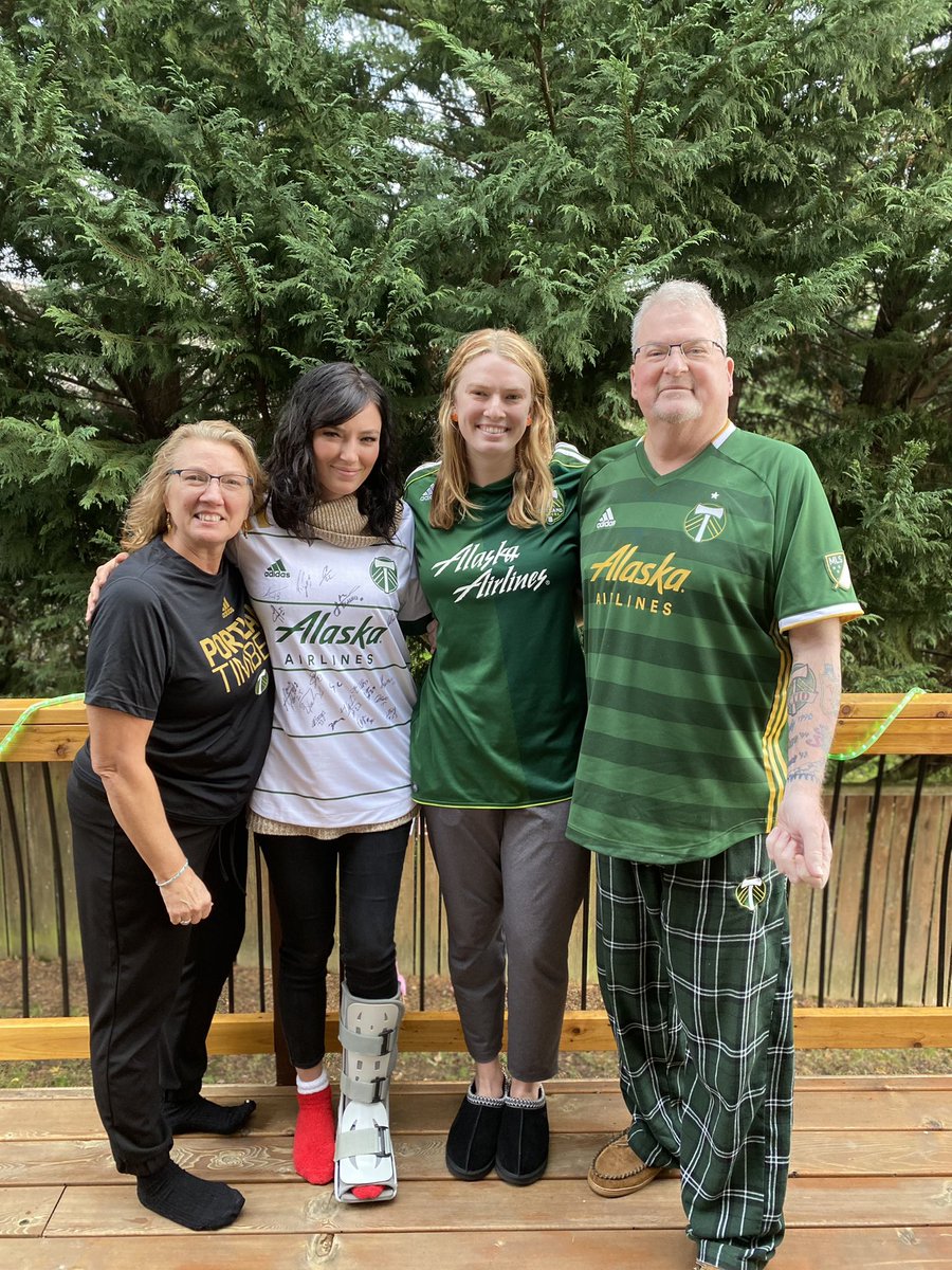 jessiejstone's tweet photo. Happy Turkey Day from my fam to yours!! So grateful to share this holiday with my papi (continuing his battle with chemo, radiation, and drugs)! Also super grateful to watch the @TimbersFC get a win in the MLS playoffs! #RCTID❣️🦃 #notgolf https://t.co/GhZ8Aedr5Y