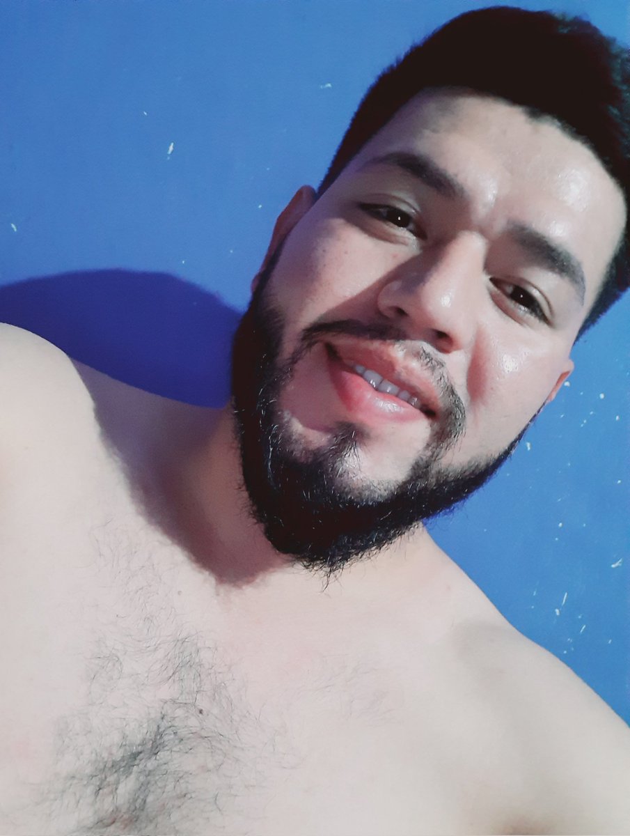 Sonreir solo, y por placer.