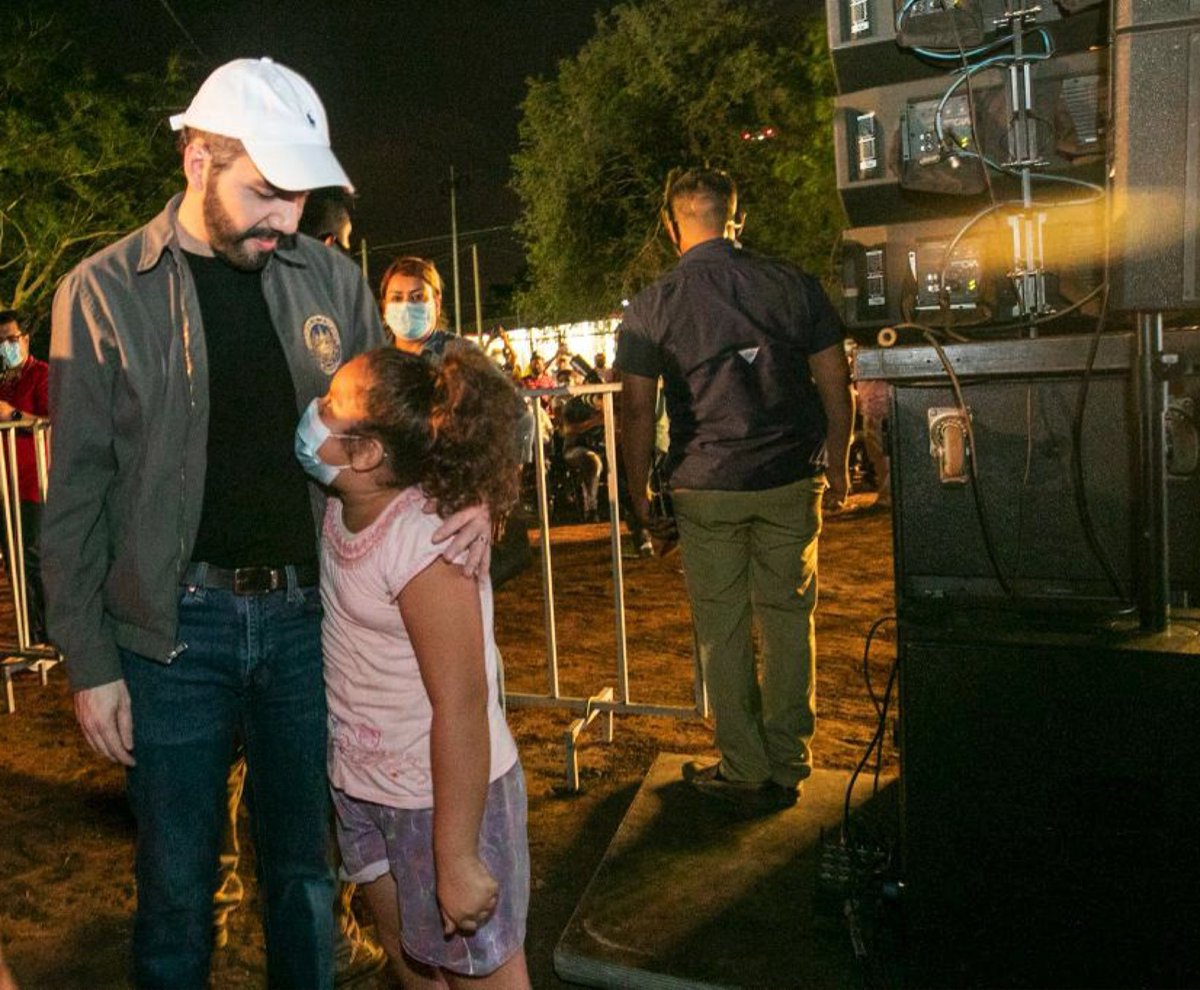 Cezserrano's tweet photo. Una imagen que dice mucho.

Personalmente no he visto a un presidente demostrando tanta cercanía con la gente. Un elemento importante e inusual. 

@nayibbukele es un buen presidente. https://t.co/osIxZJ04N6
