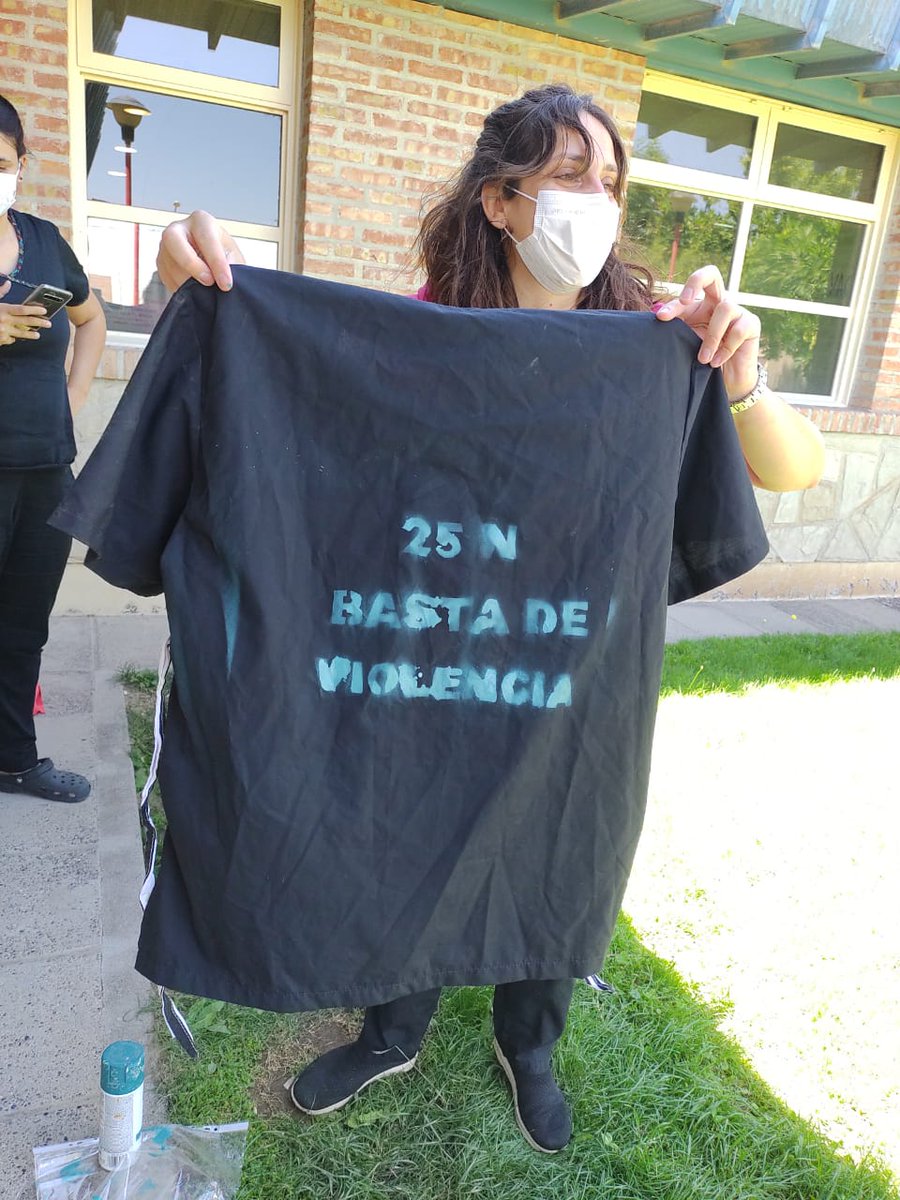 gabysuppicich's tweet photo. #25N
En el Hospital Plottier salimos a la calle!
Basta de violencia y ajuste!
#AbajoElPactoConElFMI
#NiUnaMenos
#ElEstadoResponsable https://t.co/d6NCqcHj9D