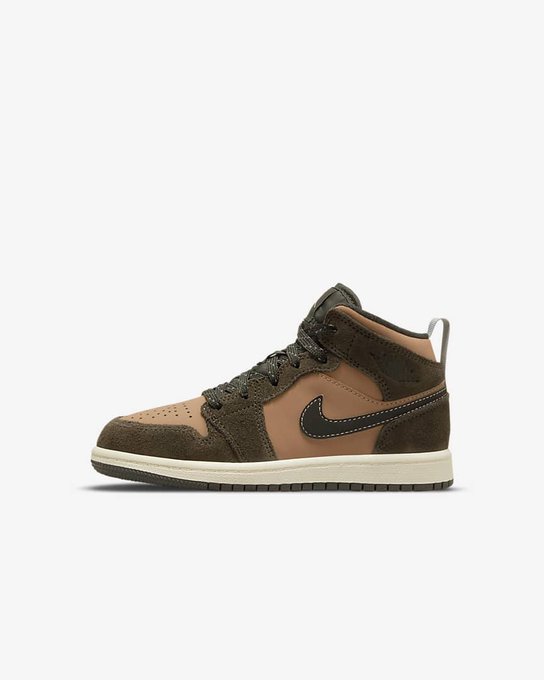 SOLELINKS's tweet photo. Ad: Air Jordan 1 Mid SE 'Dark Chocolate' releases tomorrow (11/26) at 7am PT/10am ET

Mens:https://t.co/MSLFwYRvEl
GS:https://t.co/pbwt8ouVFS
PS:https://t.co/yCv5BqH1S8
TD:https://t.co/eRpvqQu4w8 https://t.co/kBk8lOA1Ti