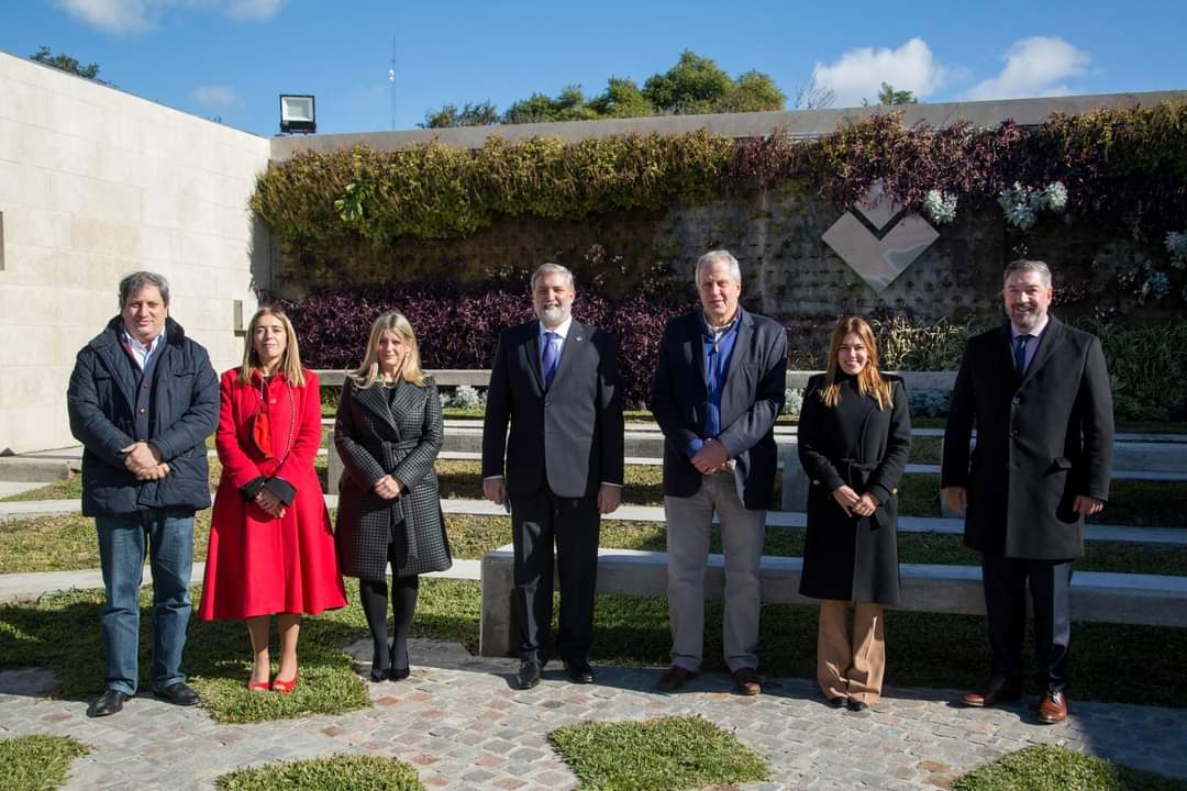 ¡Felicidades a los primeros graduados de UNSAdA y a toda su comunidad universitaria por un nuevo aniversario! 🎉

 ¡Por muchos años más en el camino de la educación gratuita, inclusiva y de calidad!
<a href="/unsadaoficial/">UNSAdA</a>