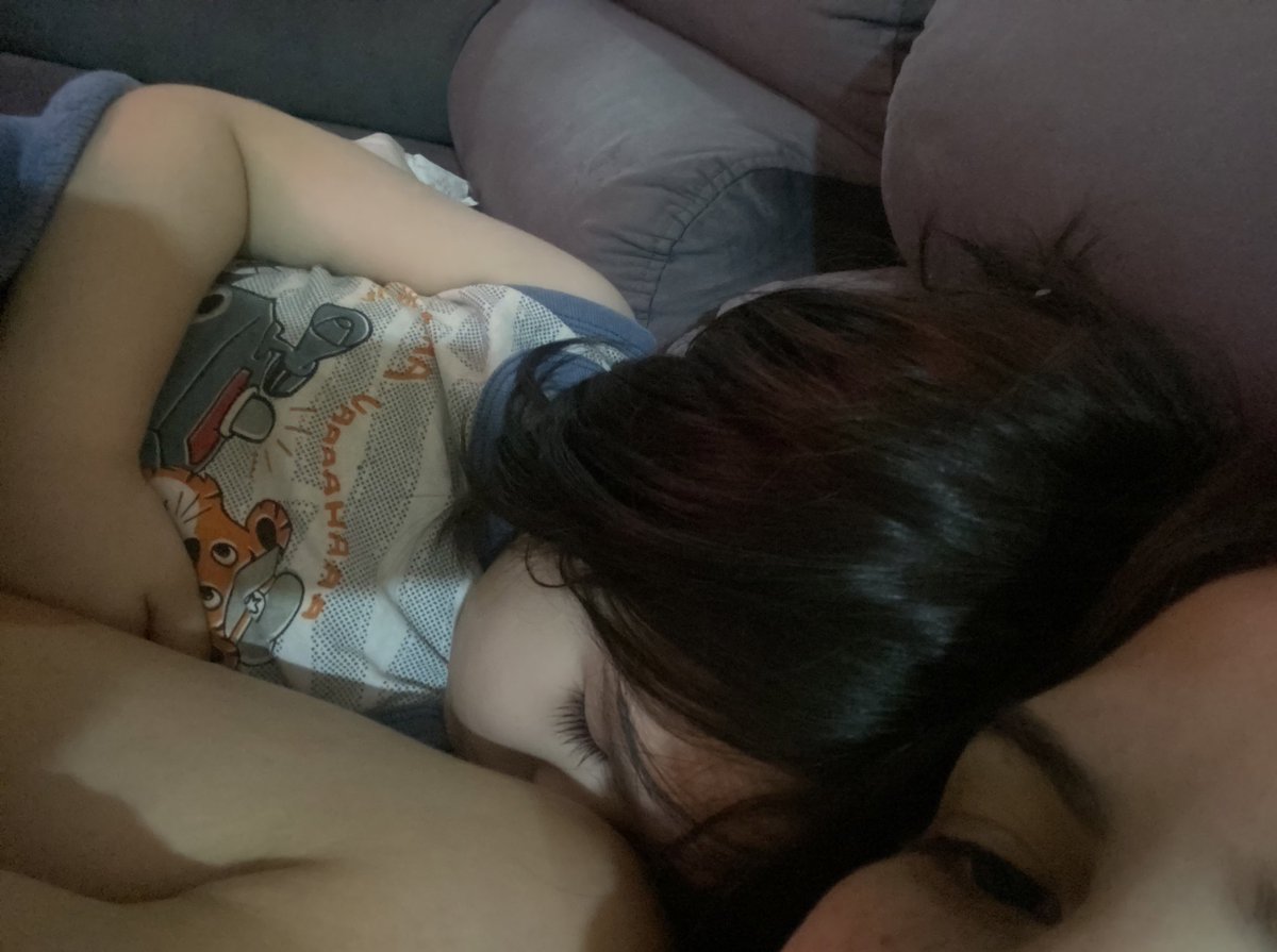 verocaballerof's tweet photo. Sigo durmiendo pegadito a mami 🥺💙 https://t.co/pvO7vC8lgY