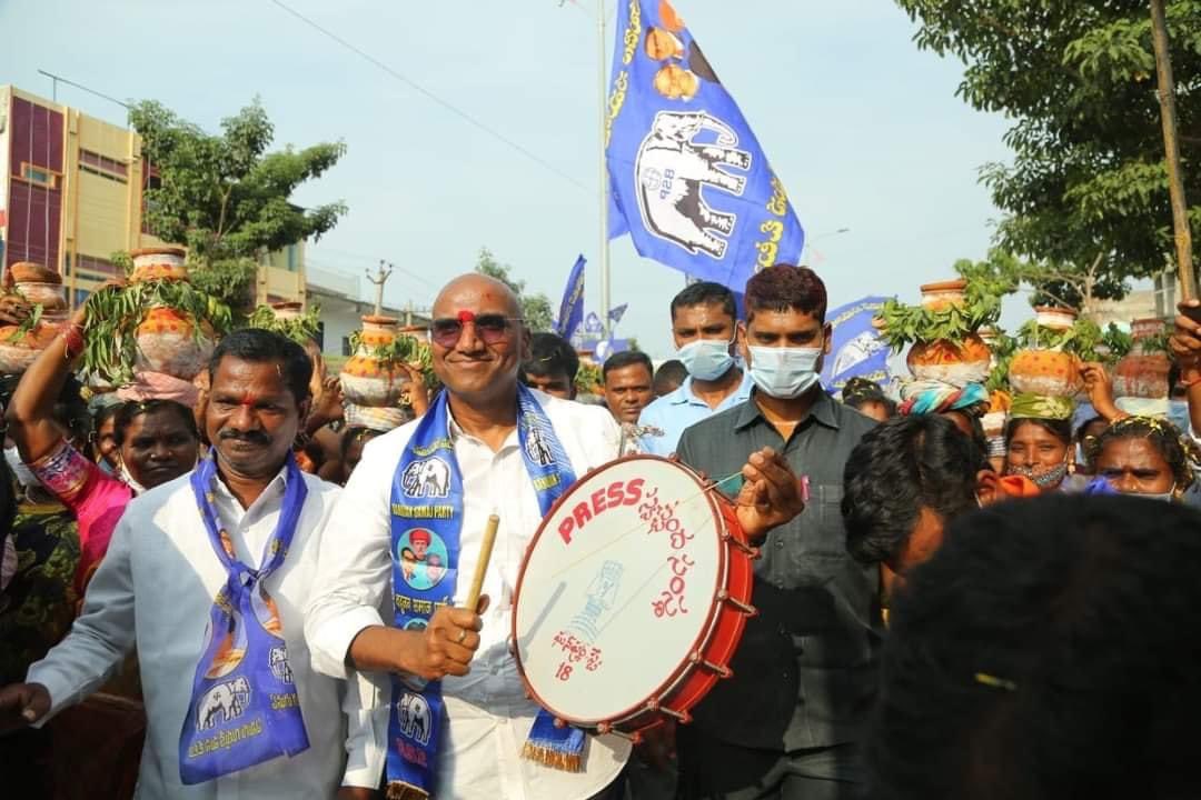 AshokRapaka4's tweet photo. RSP_at_జనగాం 

ప్రజాసమస్యలపై_రాజీలేని_పోరాటం:                              డా.ఆర్.ఎస్ ప్రవీణ్ కుమార్ సార్
#rsp_సోషల్_మీడియా #IamRSP #TakeBackTelangana #BahujanaSamajParty #jaiBahujana #bsp #RSPraveenKuma #akhildubai https://t.co/kxzuH4jWoF