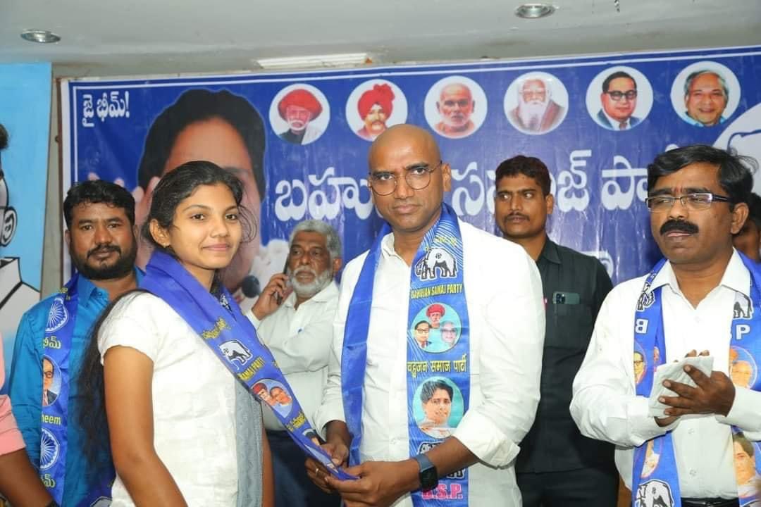 AshokRapaka4's tweet photo. RSP_at_జనగాం 

ప్రజాసమస్యలపై_రాజీలేని_పోరాటం:                              డా.ఆర్.ఎస్ ప్రవీణ్ కుమార్ సార్
#rsp_సోషల్_మీడియా #IamRSP #TakeBackTelangana #BahujanaSamajParty #jaiBahujana #bsp #RSPraveenKuma #akhildubai https://t.co/kxzuH4jWoF