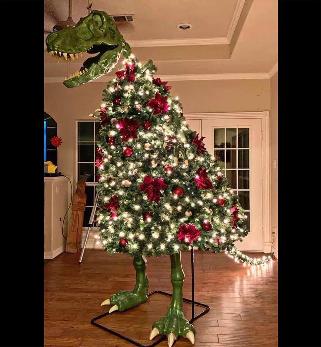 ProtagRemnants's tweet photo. Well… I didn’t know dinosaurs could get Christmassy but you bet jurassi-can. https://t.co/b6PqVbmkqf