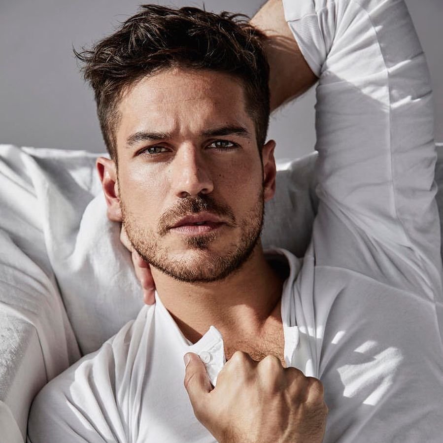 poptime's tweet image. FOFOS! O ator Marco Pigossi, assumiu seu relacionamento com Marco Calvani, diretor e Filmaker americano. 🥺🏳️‍🌈