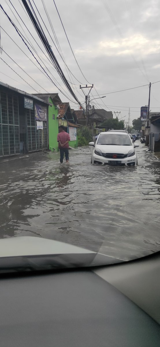 Dan terjadi lagi *laguperterpan        jl. Cinginsed hati2 yg melintas <a href="/PRFMnews/">Radio PRFM</a> @DPUKotaBandung